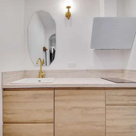 Cozy Studio In The Vibrant Heart Of Appartamento *